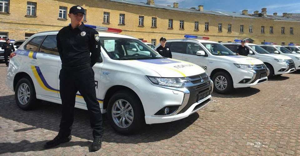 Mitsubishi Outlander PHEV Jadi Mobil Patroli Polisi Ukraina Mitsubishi Outlander PHEV Jadi Mobil Patroli Polisi Ukraina