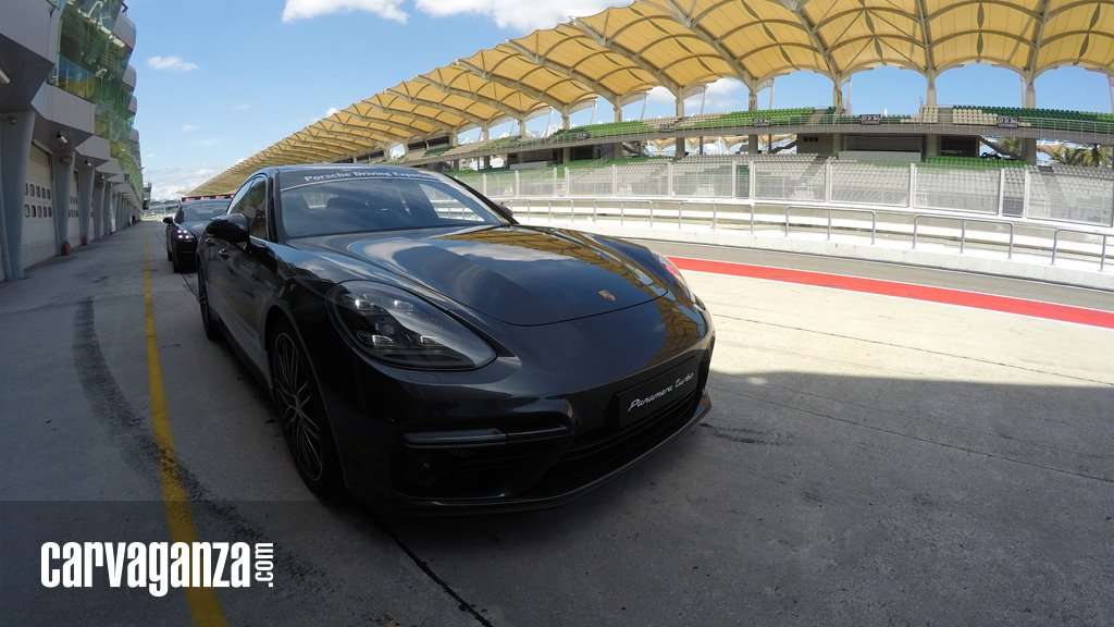 Panamera dan Macan Dukung Rekor Penjualan Porsche Panamera dan Macan Dukung Rekor Penjualan Porsche
