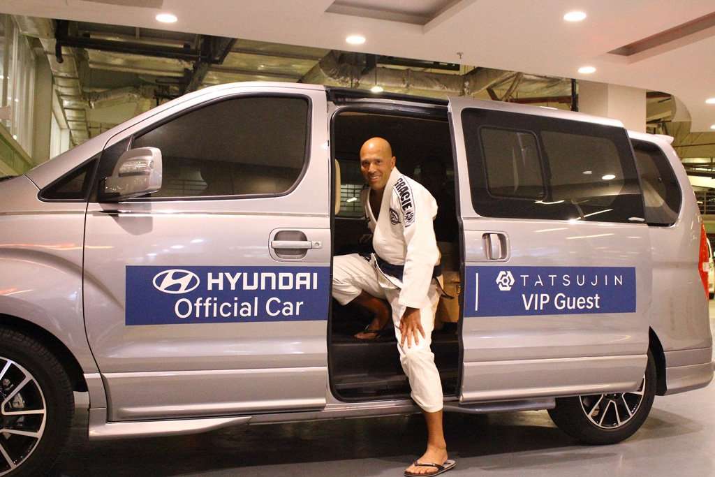Hyundai H-1 Temani Legenda UFC Royce Gracie Selama di Jakarta Hyundai H-1 Temani Legenda UFC Royce Gracie Selama di Jakarta
