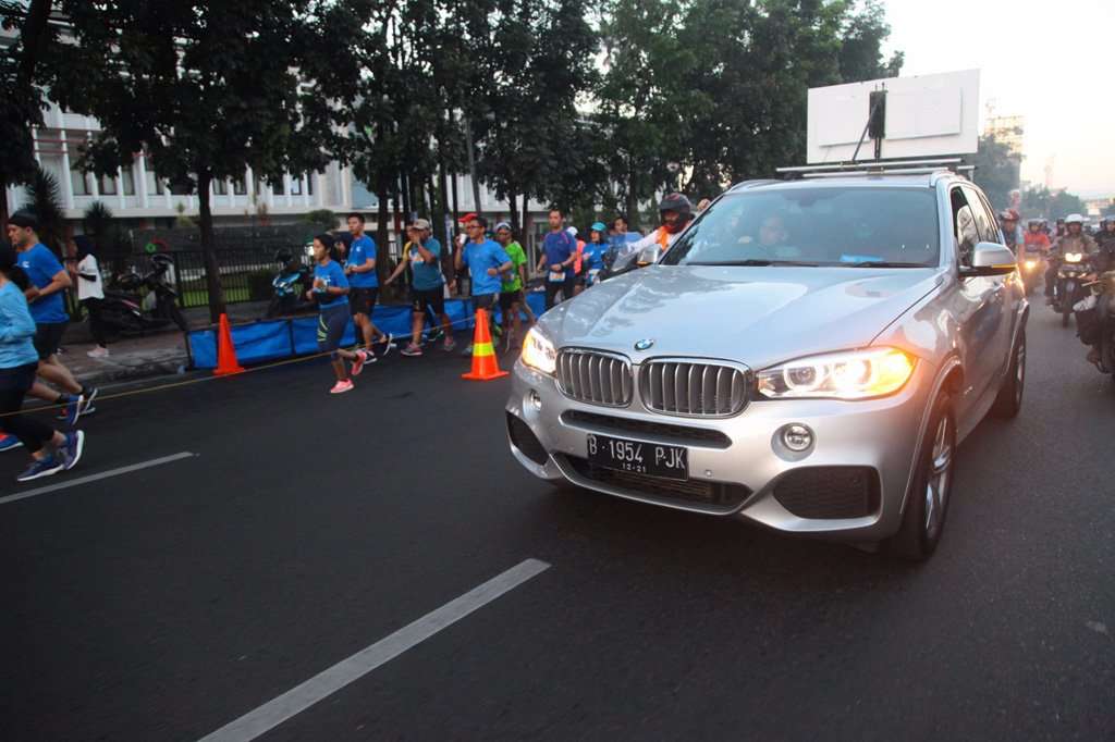 BMW i8 dan X5 Dukung Pocari Sweat Bandung West Java Marathon 2017 BMW i8 dan X5 Dukung Pocari Sweat Bandung West Java Marathon 2017