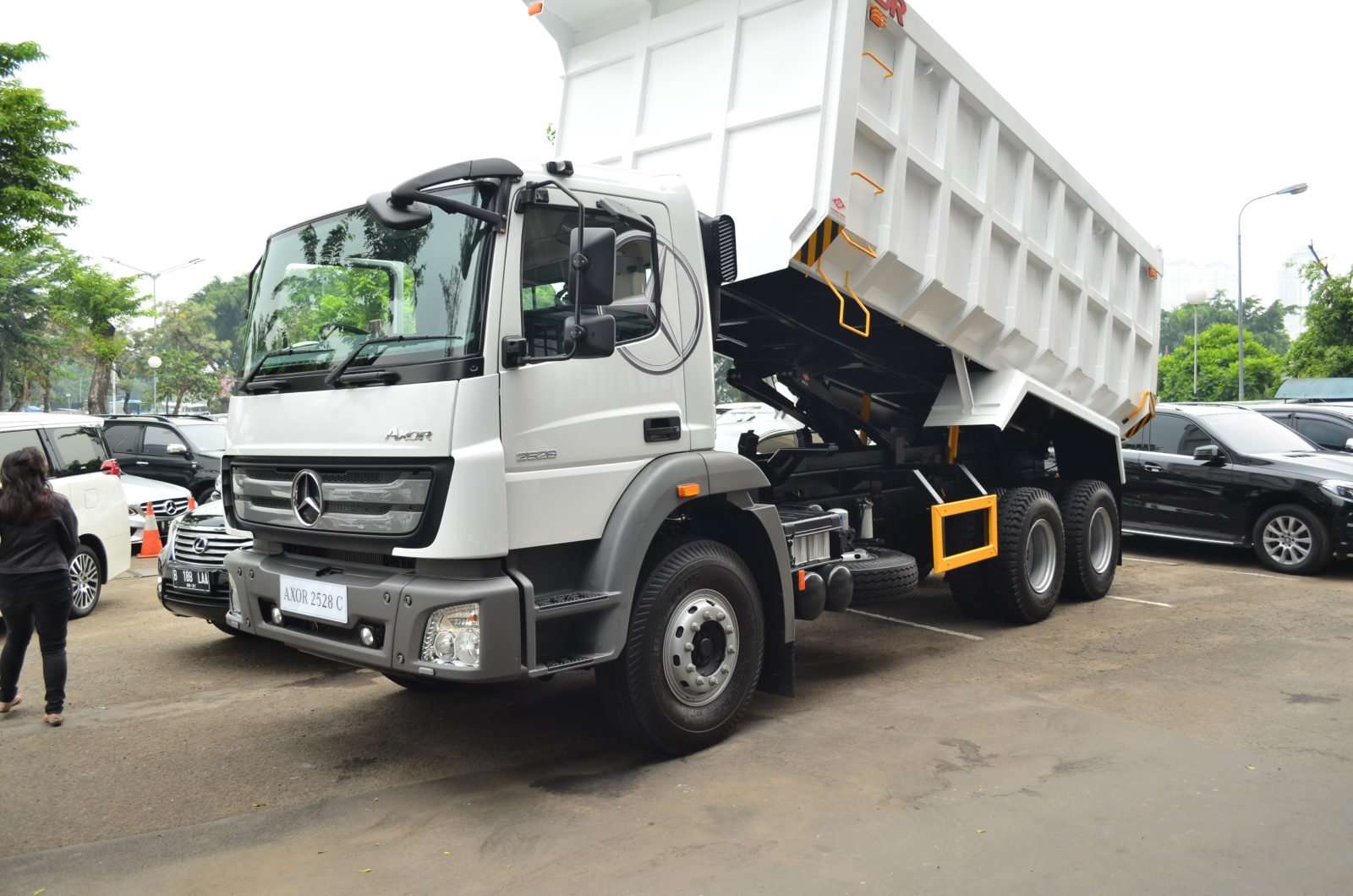 Mercedes-Benz Rakit Truck Axor di Wanaherang Mulai Agustus 2017 Mercedes-Benz Rakit Truck Axor di Wanaherang Mulai Agustus 2017