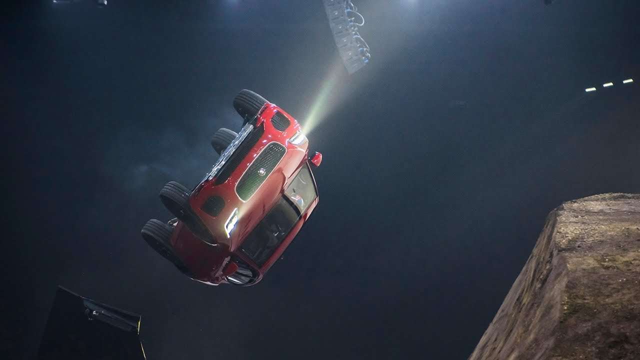 Jaguar E-Pace Pecahkan Guinness World Record Jaguar E-Pace Pecahkan Guinness World Record
