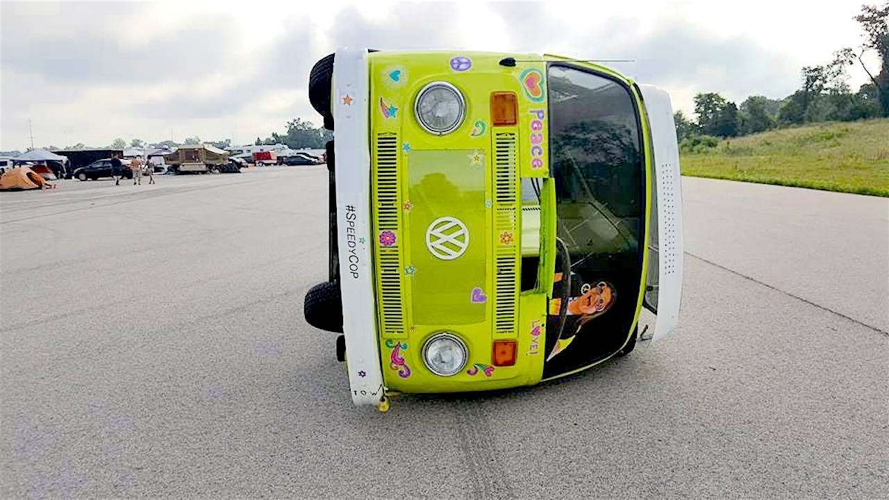 Unik, Mobil Terbalik Ini Sebenarnya Mobil Balap Unik, Mobil Terbalik Ini Sebenarnya Mobil Balap