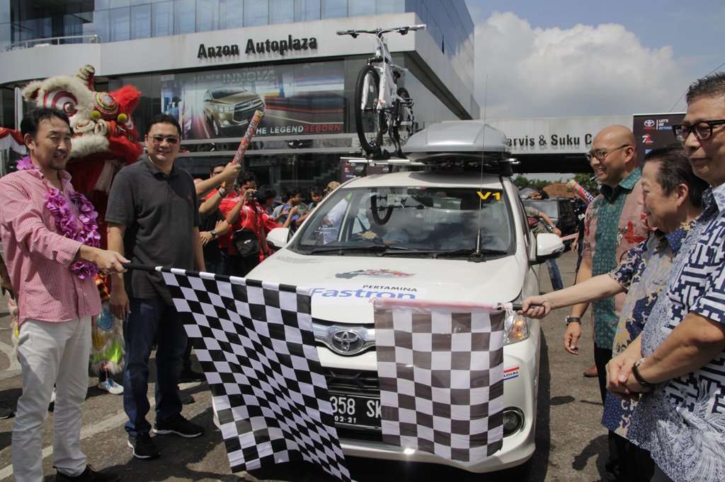 Toyota Avanza dan Veloz Jelajah 3 Negara Toyota Avanza dan Veloz Jelajah 3 Negara
