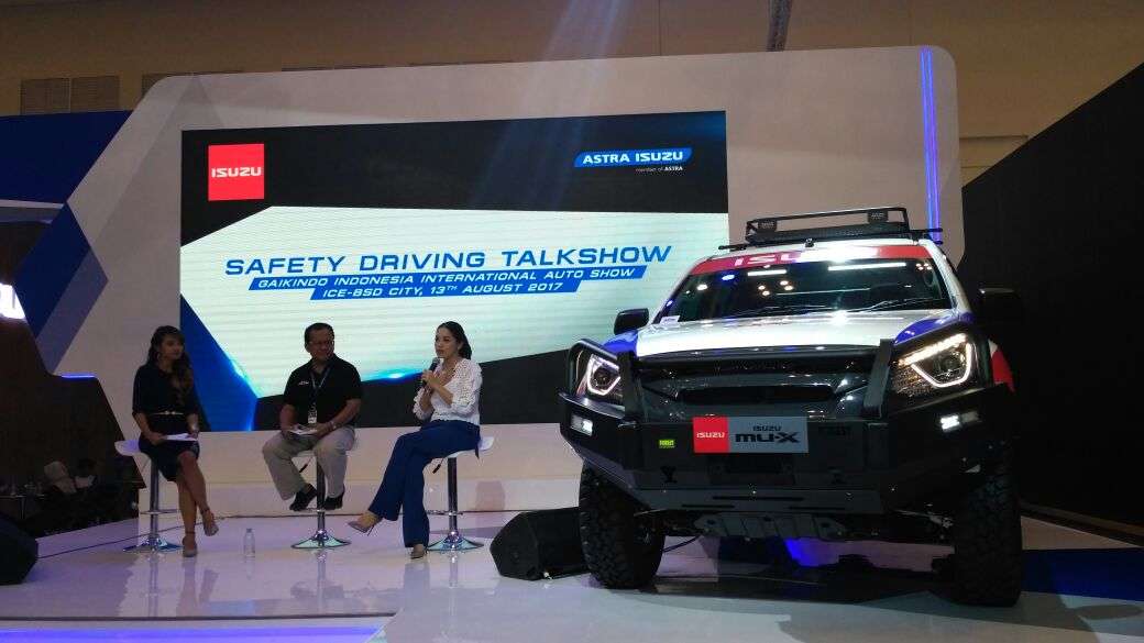 Alexandra Asmasoebrata Berbagi Pengalaman Dengan Komunitas Isuzu Alexandra Asmasoebrata Berbagi Pengalaman Dengan Komunitas Isuzu