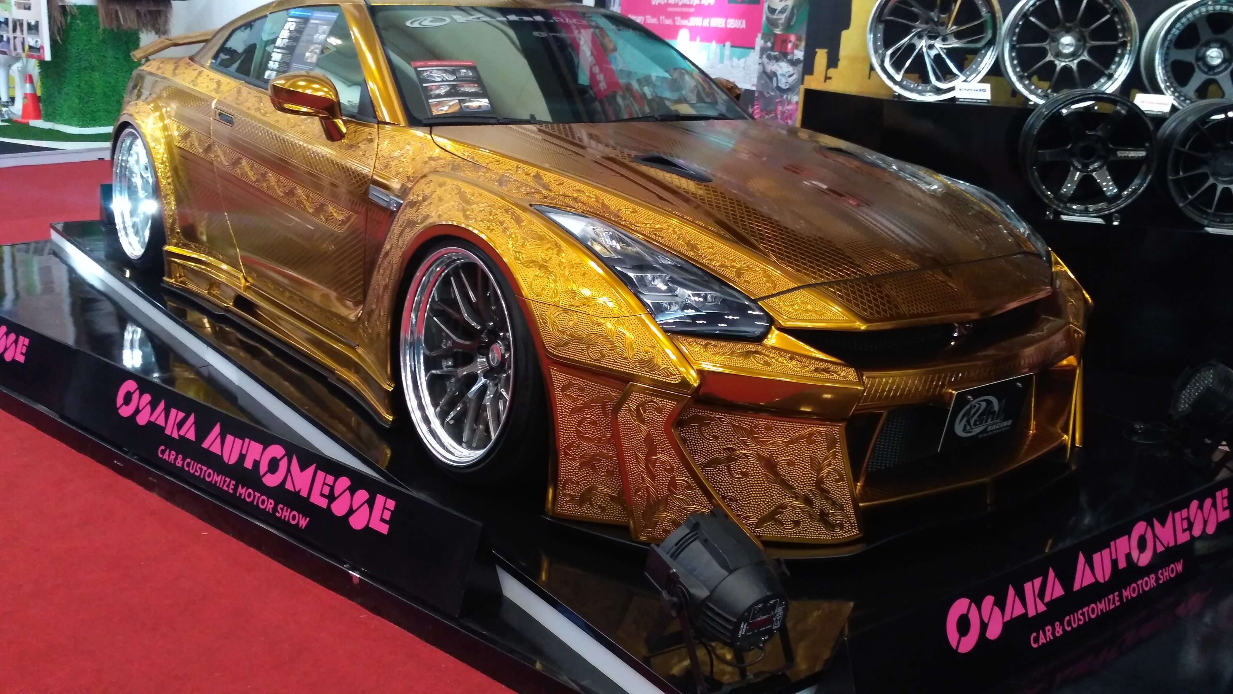 Nissan GTR Berbalur Emas Nongol di GIIAS Nissan GTR Berbalur Emas Nongol di GIIAS