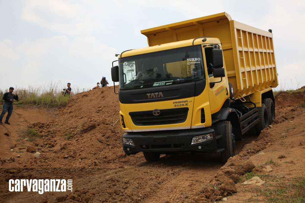 Tata Ajak Media Jajal Tata Prima LX 2528.K di Medan Off-road Tata Ajak Media Jajal Tata Prima LX 2528.K di Medan Off-road