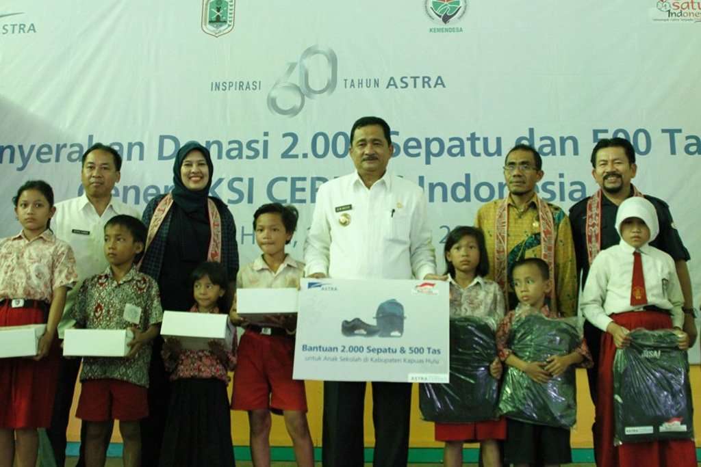 Astra Serahkan 2.000 Sepatu dan 500 Tas untuk Anak-Anak Kapuas Hulu Astra Serahkan 2.000 Sepatu dan 500 Tas untuk Anak-Anak Kapuas Hulu