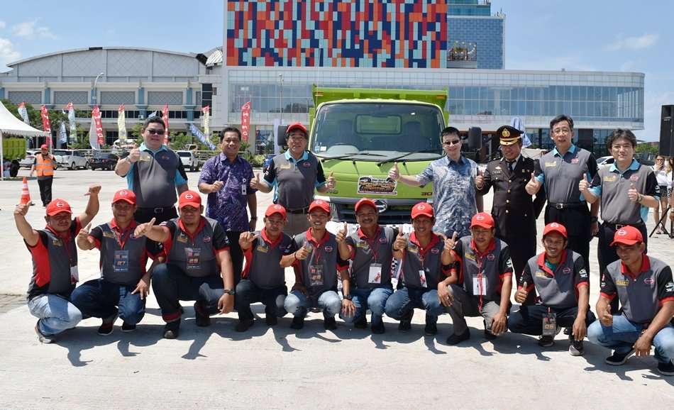 Hino Gelar Hino Dutro Safety Driving Competition di Makassar Hino Gelar Hino Dutro Safety Driving Competition di Makassar