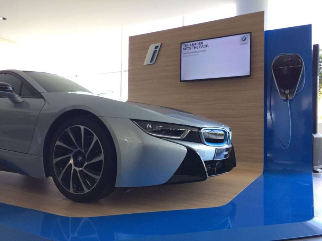 Isi Ulang Baterai BMW i8 Kini Bisa di Diler BMW Serpong Isi Ulang Baterai BMW i8 Kini Bisa di Diler BMW Serpong