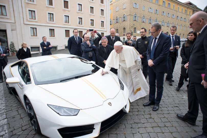 Paus Fransiskus Lelang Hadiah Lamborghini Huracan Paus Fransiskus Lelang Hadiah Lamborghini Huracan