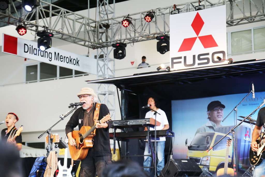 Roadshow Fuso dan Iwan Fals Hibur Kota Serang Roadshow Fuso dan Iwan Fals Hibur Kota Serang