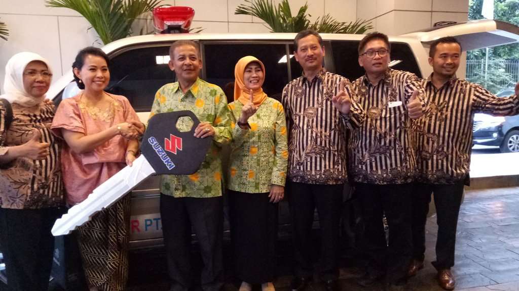 Suzuki Donasikan APV Ambulance Kepada Pemenang FKTP Berprestasi 2017 Suzuki Donasikan APV Ambulance Kepada Pemenang FKTP Berprestasi 2017