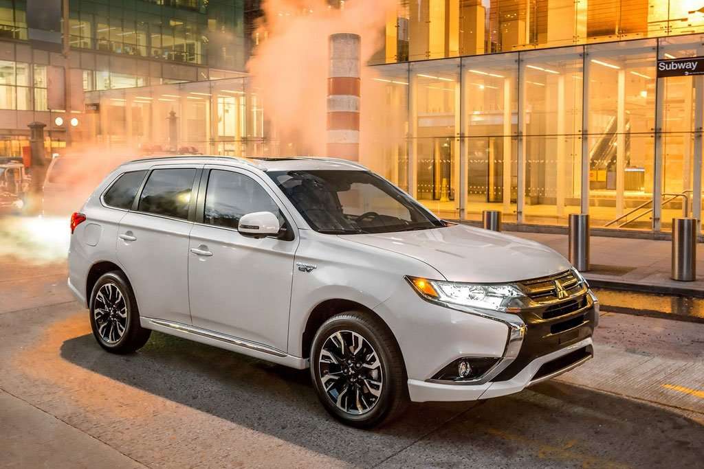 4 Tahun, Mitsubishi Outlander PHEV Cetak Penjualan 100.000 Unit 4 Tahun, Mitsubishi Outlander PHEV Cetak Penjualan 100.000 Unit