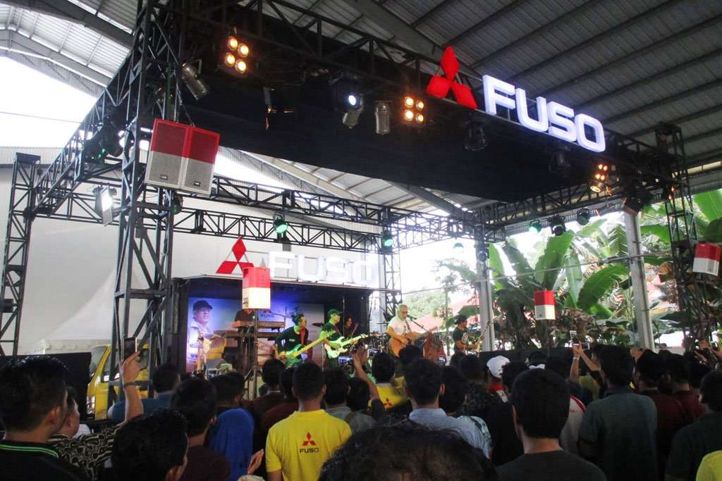 Tempuh 3.170 KM, Roadshow Mitsubishi FUSO dan Iwan Fals Berakhir di Medan Tempuh 3.170 KM, Roadshow Mitsubishi FUSO dan Iwan Fals Berakhir di Medan