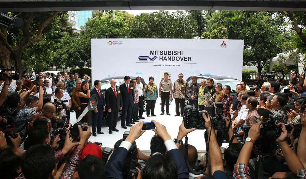 Bantu Studi, Mitsubishi Motors Donasikan 10 Mobil Listrik untuk Indonesia Bantu Studi, Mitsubishi Motors Donasikan 10 Mobil Listrik untuk Indonesia