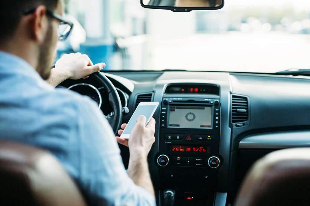 Menggunakan Telepon Saat Mengemudi di Prancis Kena Denda Rp 2,3 Juta Menggunakan Telepon Saat Mengemudi di Prancis Kena Denda Rp 2,3 Juta
