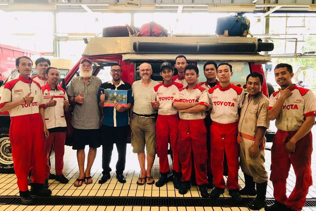 Auto2000 Denpasar Bantu Perbaiki Mobil Traveller asal Swiss Auto2000 Denpasar Bantu Perbaiki Mobil Traveller asal Swiss