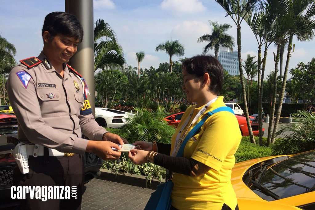 Komunitas Lamborghini Dicek Kelengkapan Surat-Surat Sebelum Konvoi Komunitas Lamborghini Dicek Kelengkapan Surat-Surat Sebelum Konvoi