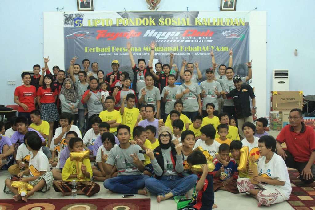 Toyota Agya Club Chapter Surabaya Raya HUT ke-1 dengan Baksos Toyota Agya Club Chapter Surabaya Raya HUT ke-1 dengan Baksos