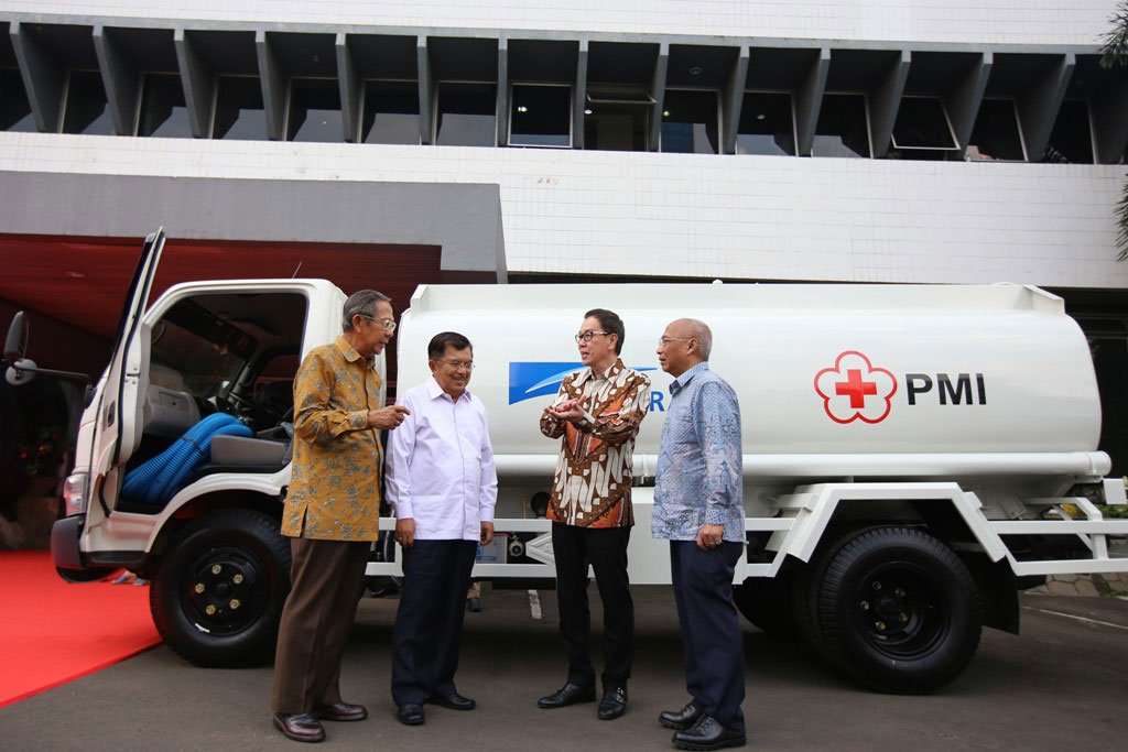 Astra Donasikan 10 Truk Tangki Air Kepada PMI Astra Donasikan 10 Truk Tangki Air Kepada PMI