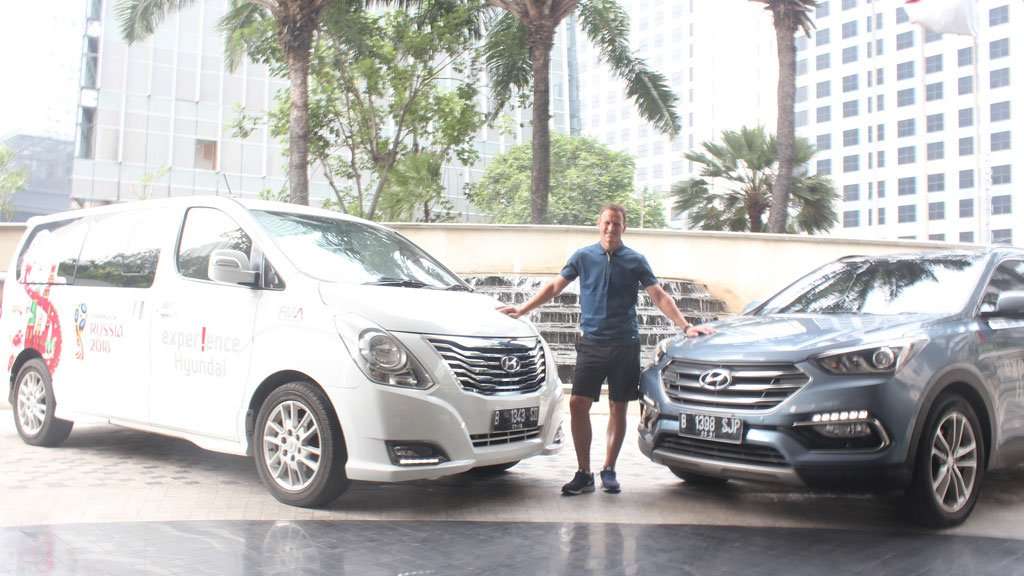 Teddy Sheringham Terkesan Kenyamanan Hyundai H-1 dan Santa Fe Teddy Sheringham Terkesan Kenyamanan Hyundai H-1 dan Santa Fe