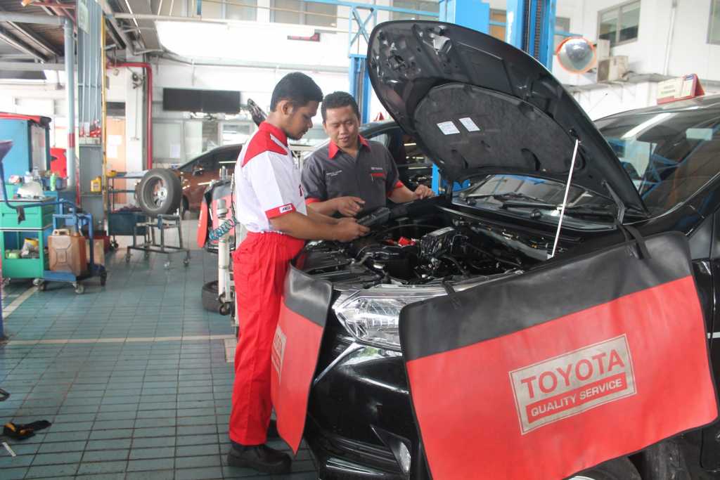 Mau Mudik, Coba Cek Pemakaian Oli Mobil Anda Mau Mudik, Coba Cek Pemakaian Oli Mobil Anda