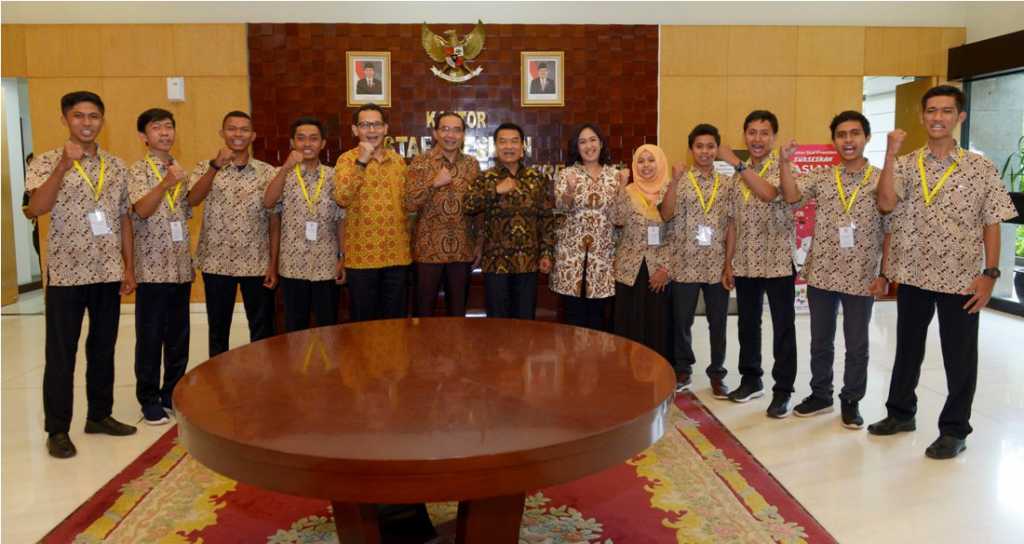 Staf Kepresidenan RI Mendukung Mahasiswa Adu Mobil Hemat Energi di London Staf Kepresidenan RI Mendukung Mahasiswa Adu Mobil Hemat Energi di London