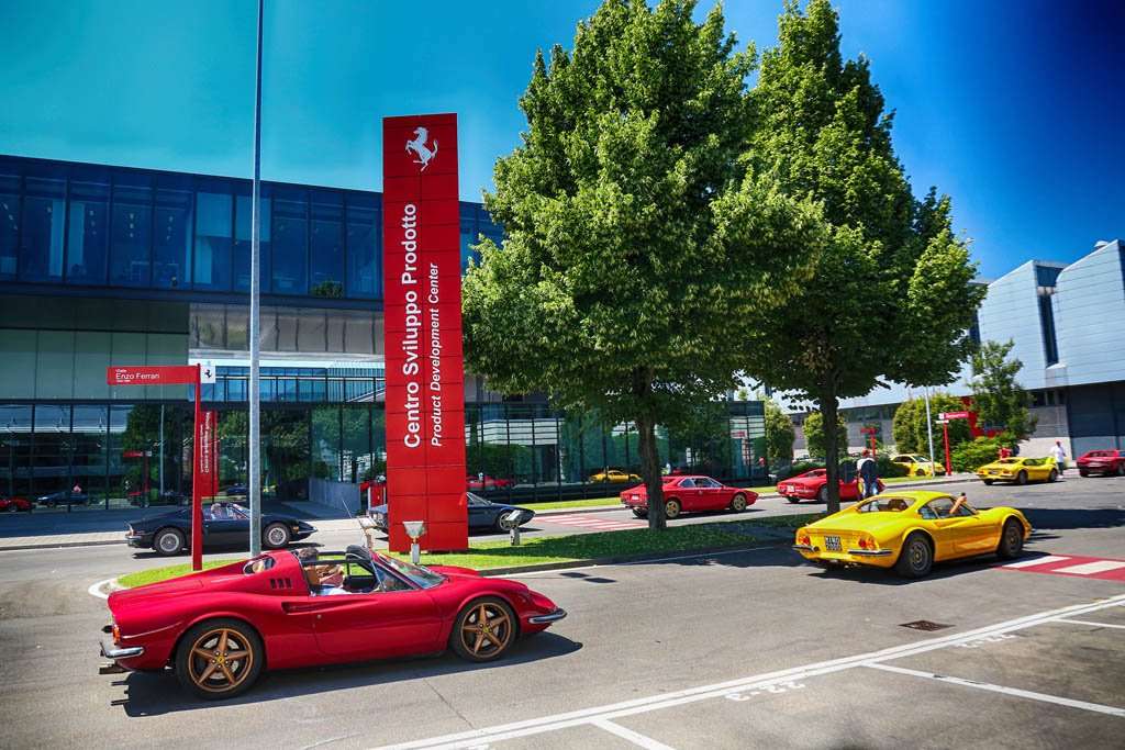 Ratusan Ferrari Dino Cetak Rekor di Perayaan 50 Tahun Ratusan Ferrari Dino Cetak Rekor di Perayaan 50 Tahun