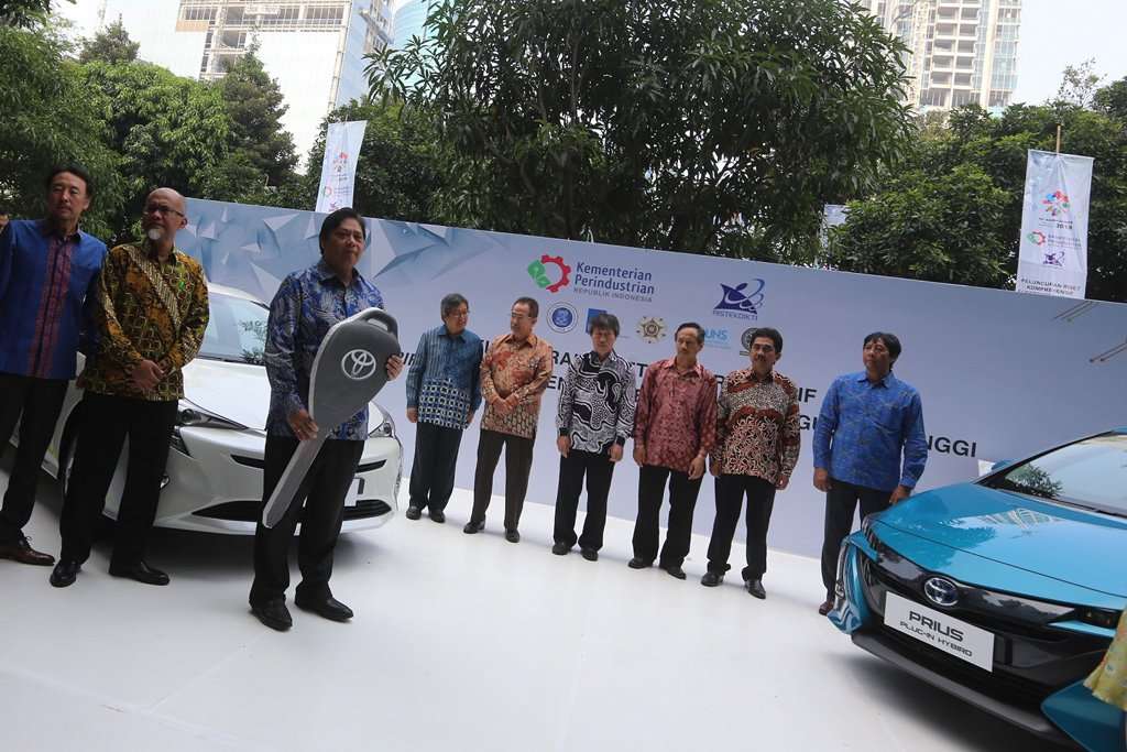 Dukung Kemenperin Riset Kendaraan Listrik, Toyota Sediakan 18 Unit Kendaraan Dukung Kemenperin Riset Kendaraan Listrik, Toyota Sediakan 18 Unit Kendaraan