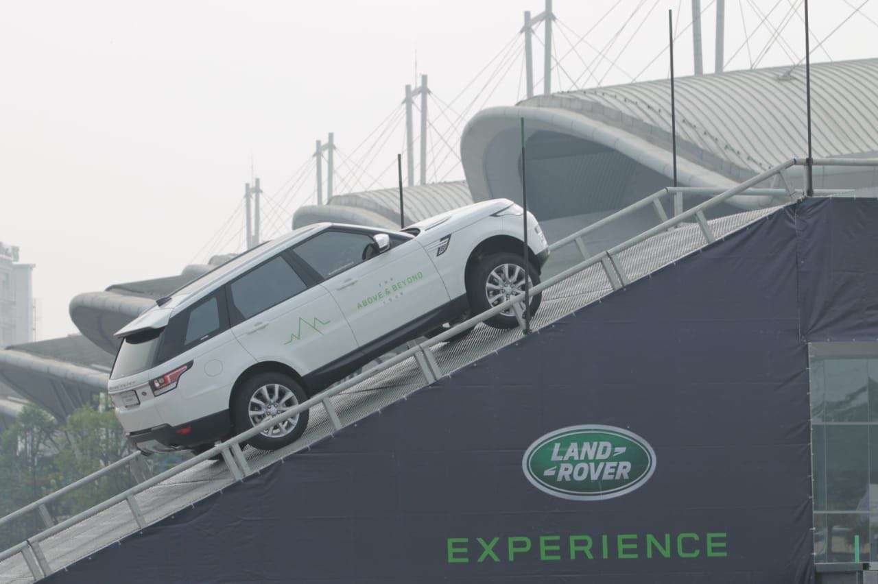 Land Rover Indonesia Ajak Pengunjung Taklukan Berbagai Rintangan Land Rover Indonesia Ajak Pengunjung Taklukan Berbagai Rintangan