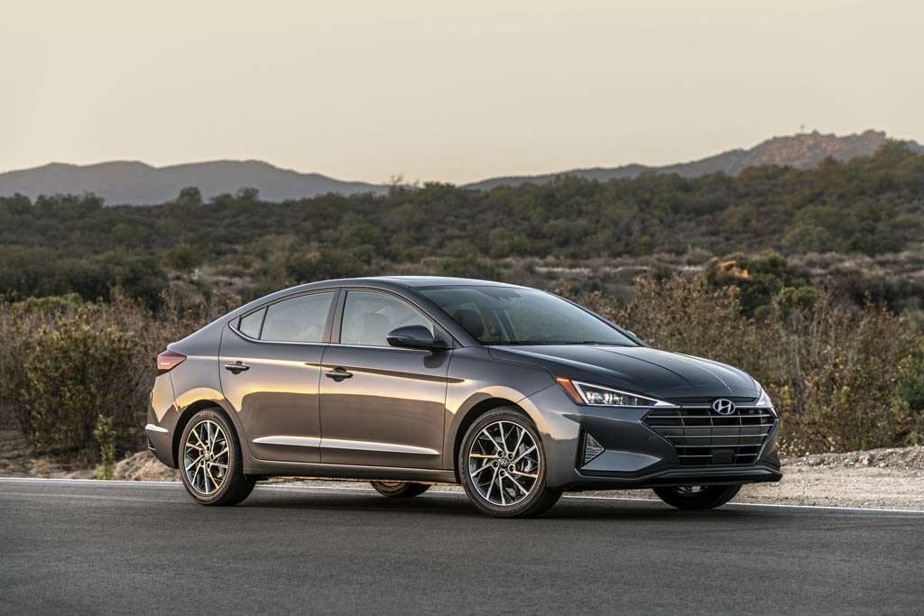 New Hyundai Elantra Punya Wajah Lebih Galak New Hyundai Elantra Punya Wajah Lebih Galak