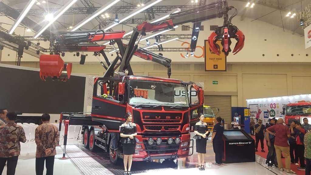 Mitsubishi Fuso Raih 2 Gelar Segmen Komersial di GIIAS 2018 Mitsubishi Fuso Raih 2 Gelar Segmen Komersial di GIIAS 2018