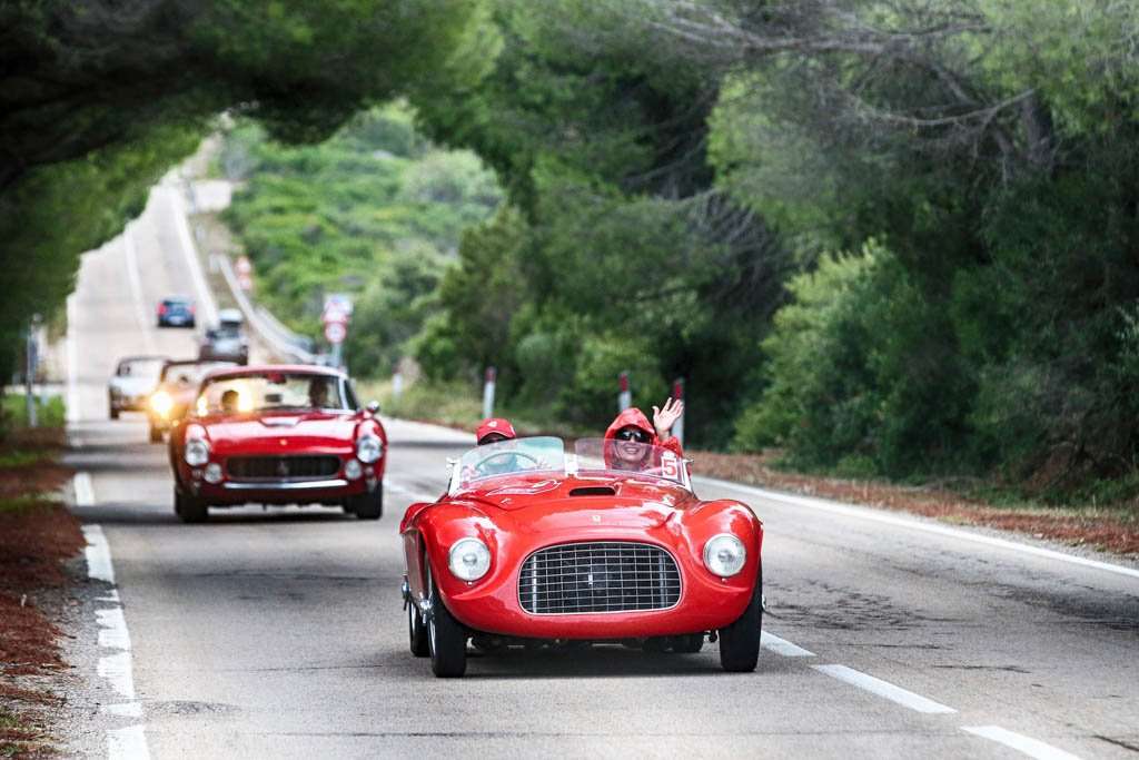 Puluhan Ferrari Klasik Arungi Sardinia pada Cavalcade Classiche Puluhan Ferrari Klasik Arungi Sardinia pada Cavalcade Classiche