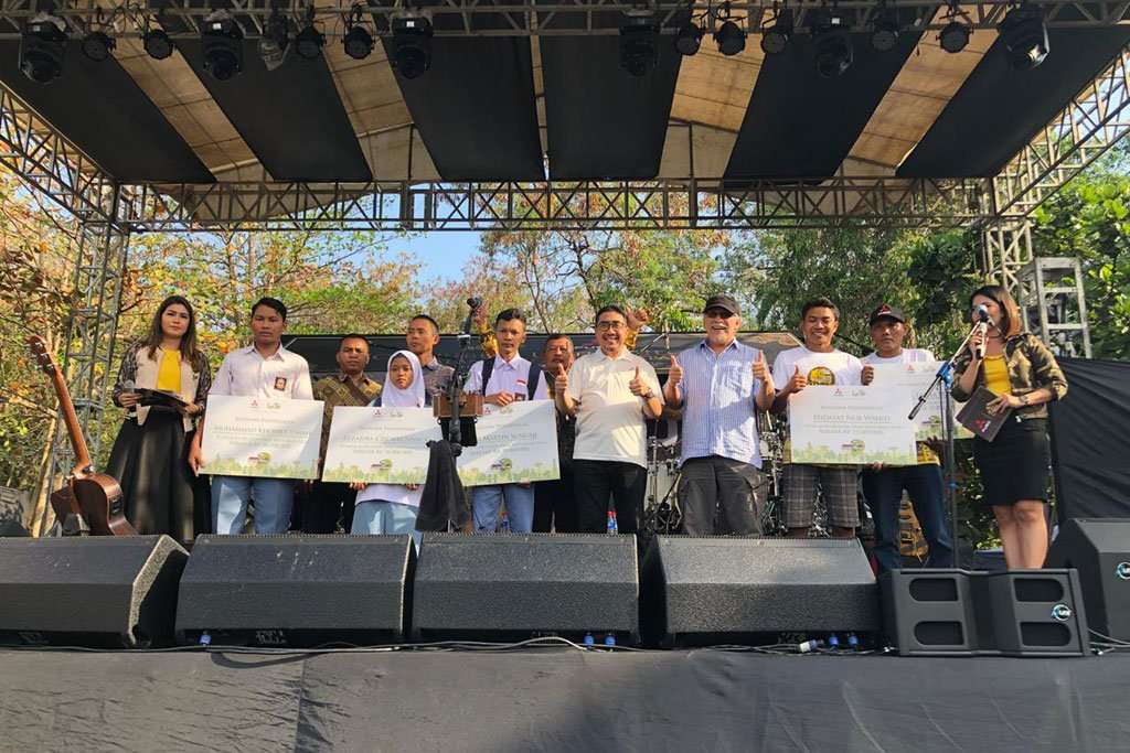 Mitsubishi Fuso Serahkan Beasiswa 3 Anak Sopir Truk Hasil #Fusokontribusi Mitsubishi Fuso Serahkan Beasiswa 3 Anak Sopir Truk Hasil #Fusokontribusi