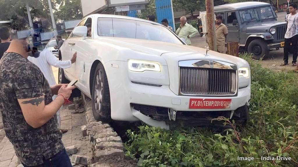 Apes, Baru Keluar Dealer Rolls-Royce Ini Langsung Tabrak Trotoar Apes, Baru Keluar Dealer Rolls-Royce Ini Langsung Tabrak Trotoar