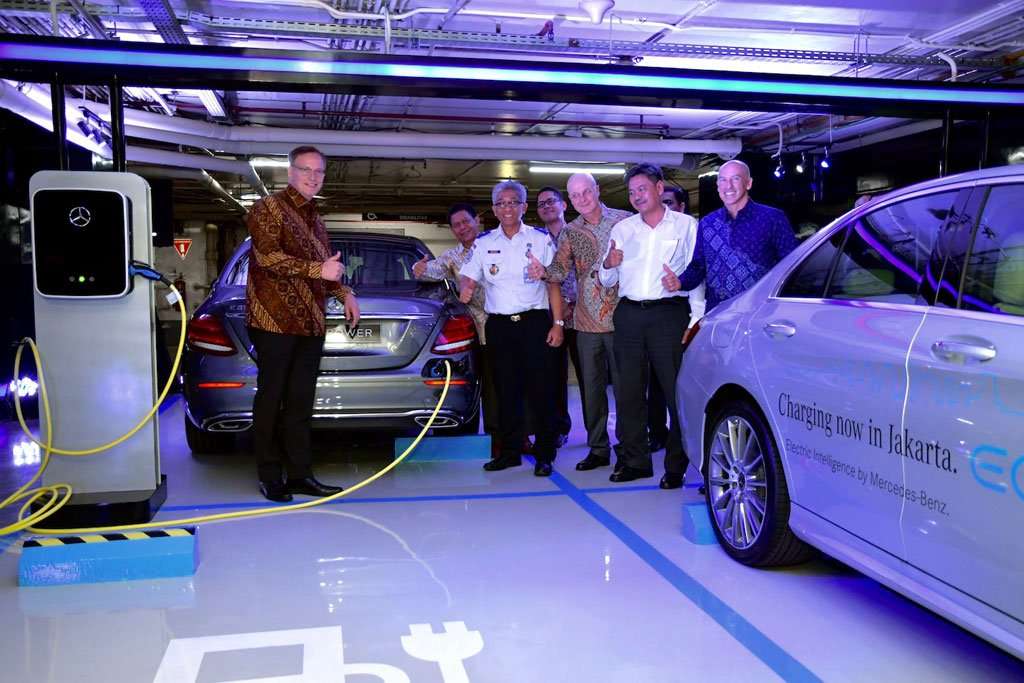 Sambil Belanja, Mobil Listrik Mercedes-Benz Bisa Charge Baterai di Mall Sambil Belanja, Mobil Listrik Mercedes-Benz Bisa Charge Baterai di Mall