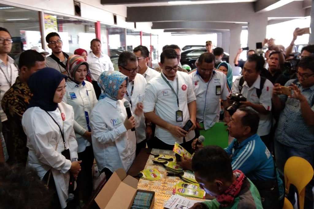 Dirut Pertamina Layani Pelanggan di SPBU di Hari Pelanggan Nasional 2018 Dirut Pertamina Layani Pelanggan di SPBU di Hari Pelanggan Nasional 2018