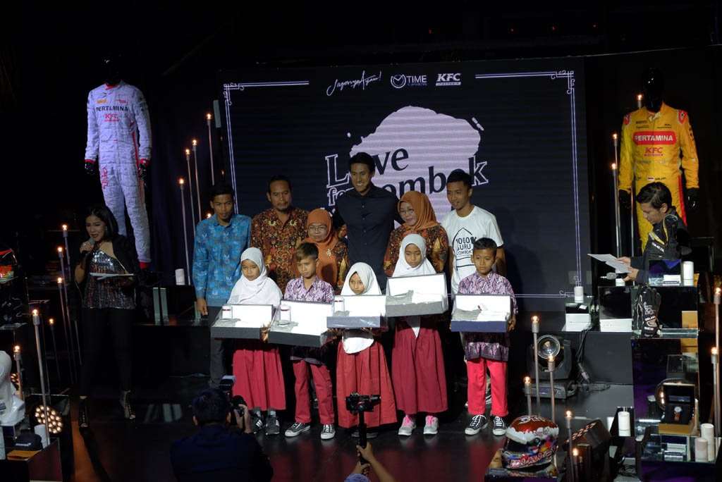 Sean Gelael Lelang Baju Balap untuk Korban Gempa Lombok Sean Gelael Lelang Baju Balap untuk Korban Gempa Lombok