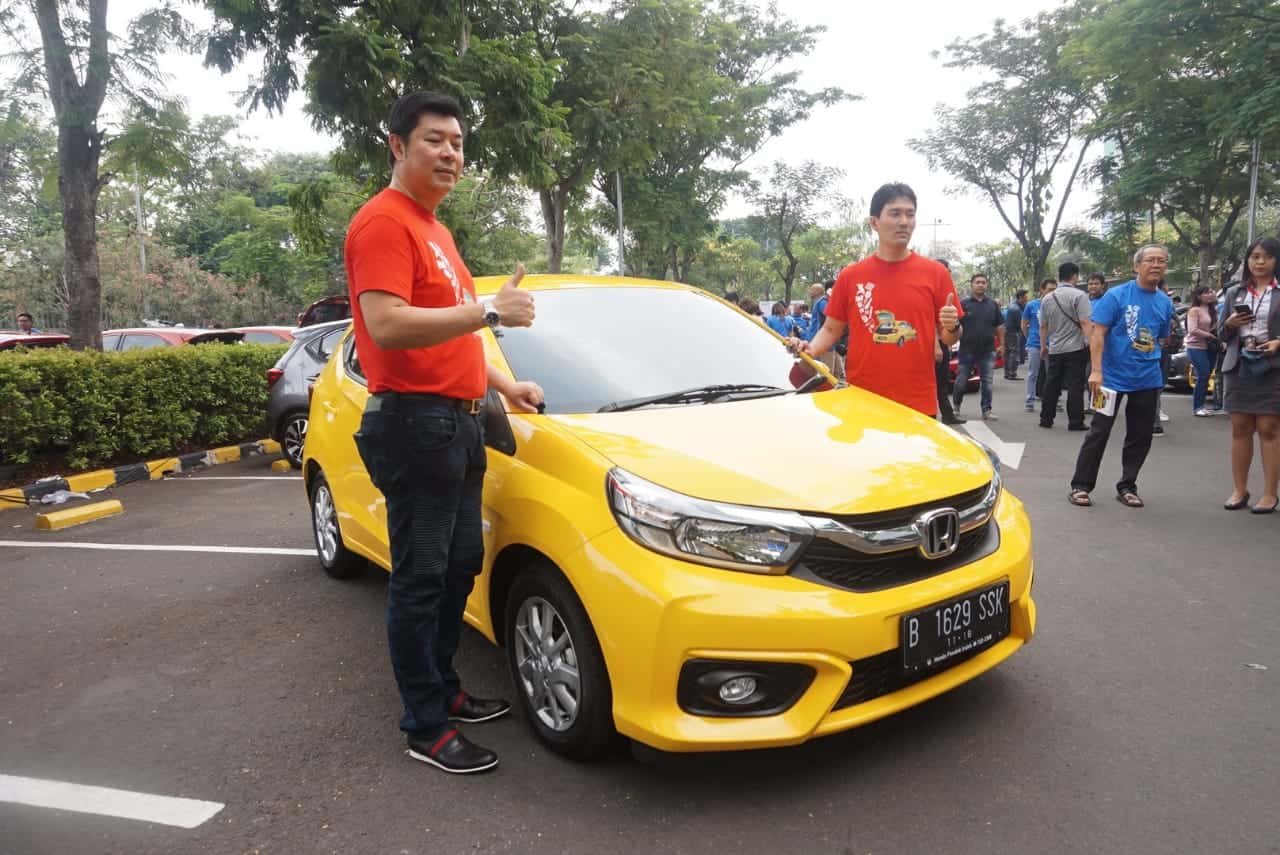 Honda Serahkan 200 Unit Brio Ke Konsumen Honda Serahkan 200 Unit Brio Ke Konsumen