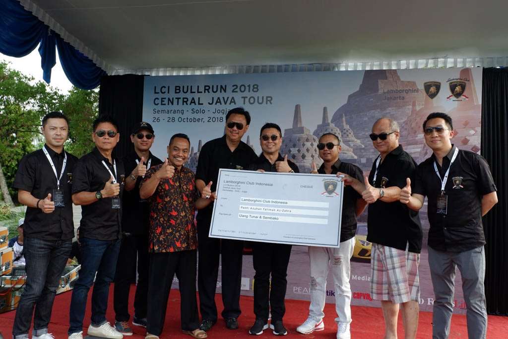 Puluhan Pemilik Lamborghini Berbagi Kebahagiaan di Borobudur Puluhan Pemilik Lamborghini Berbagi Kebahagiaan di Borobudur