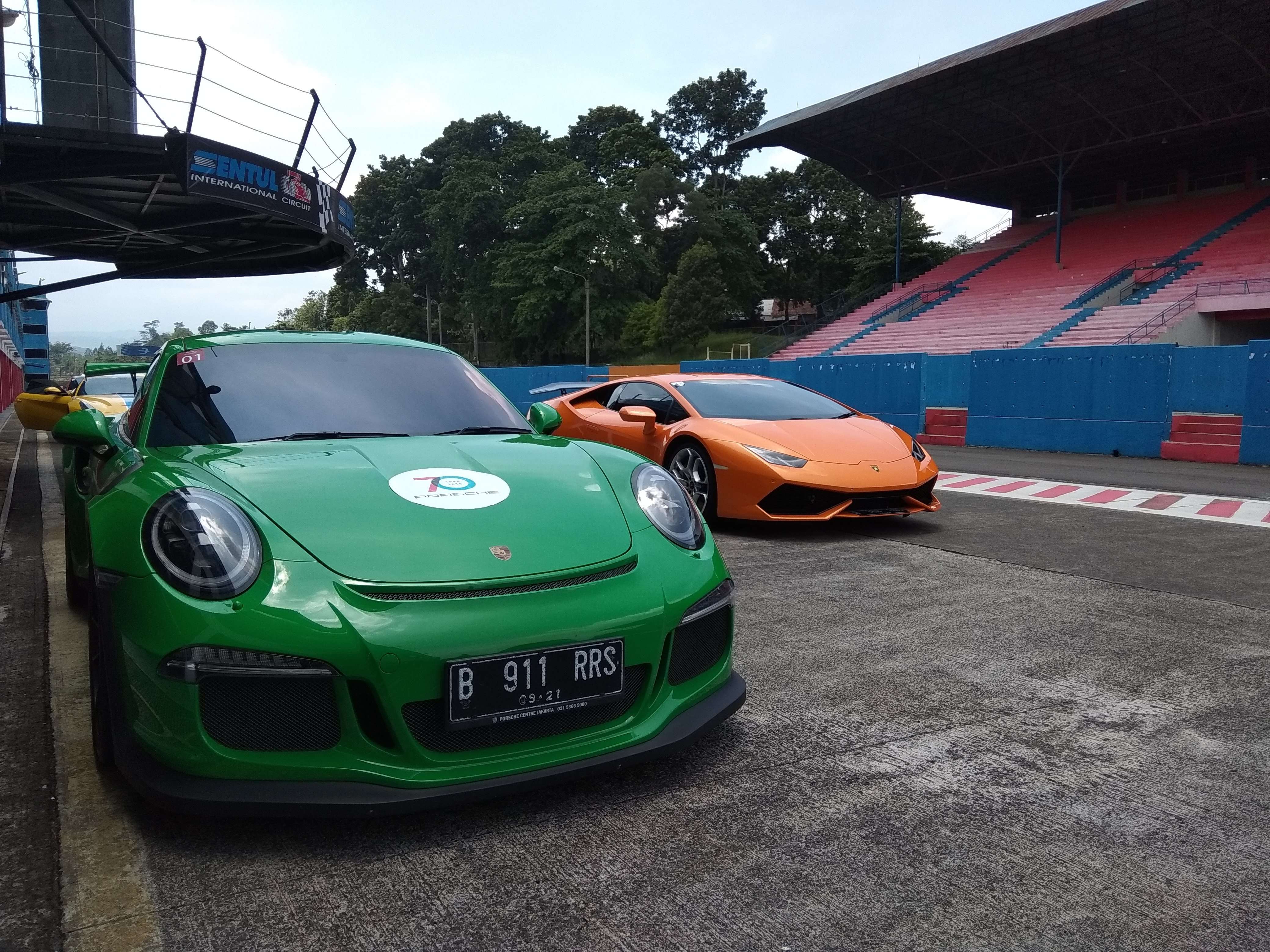 40 Sportscar Bergemuruh di Trek Sentul 40 Sportscar Bergemuruh di Trek Sentul