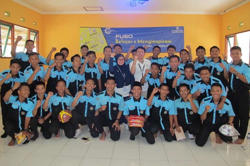 Mitsubishi Fuso Bagi-Bagi Ilmu untuk Pelajar SMK Mitsubishi Fuso Bagi-Bagi Ilmu untuk Pelajar SMK