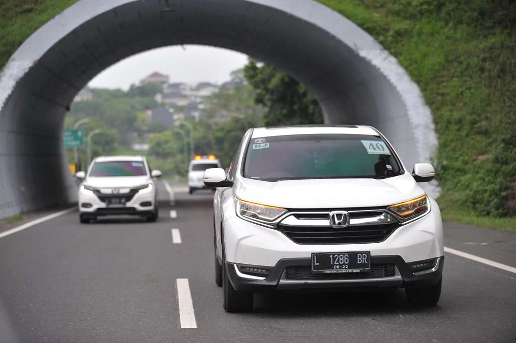 Honda CR-V Turbo Lintasi Tol Trans Jawa Honda CR-V Turbo Lintasi Tol Trans Jawa