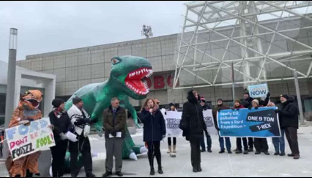 Wah, Ada T-Rex Ikut Unjuk Rasa di Detroit Motor Show Wah, Ada T-Rex Ikut Unjuk Rasa di Detroit Motor Show