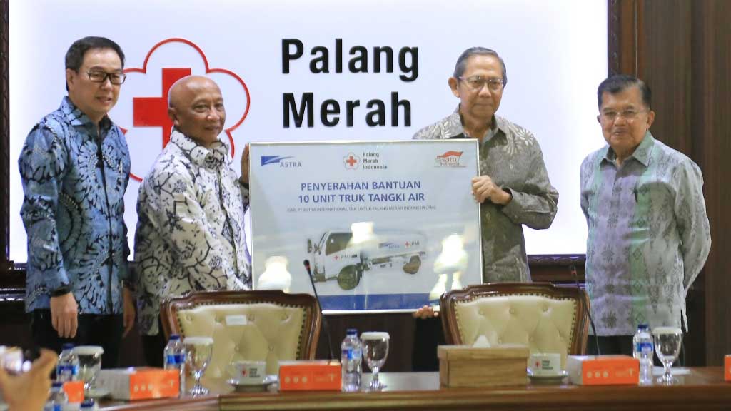 Astra Tambah Donasi 10 Truk Tangki Air untuk PMI Astra Tambah Donasi 10 Truk Tangki Air untuk PMI