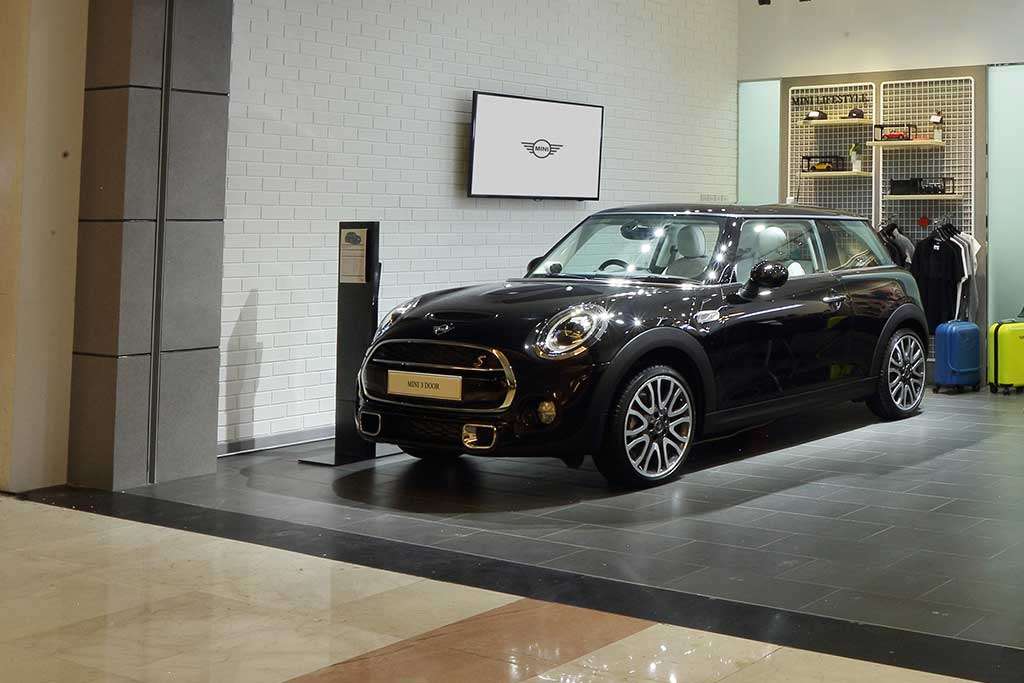 MINI Cooper 3-Door Black Edition Hanya Ada 6 Unit di Indonesia MINI Cooper 3-Door Black Edition Hanya Ada 6 Unit di Indonesia