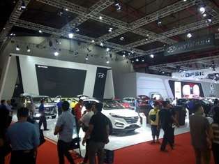 Warna Putih Booth Hyundai di Telkomsel IIMS 2019 Approval Korea Warna Putih Booth Hyundai di Telkomsel IIMS 2019 Approval Korea