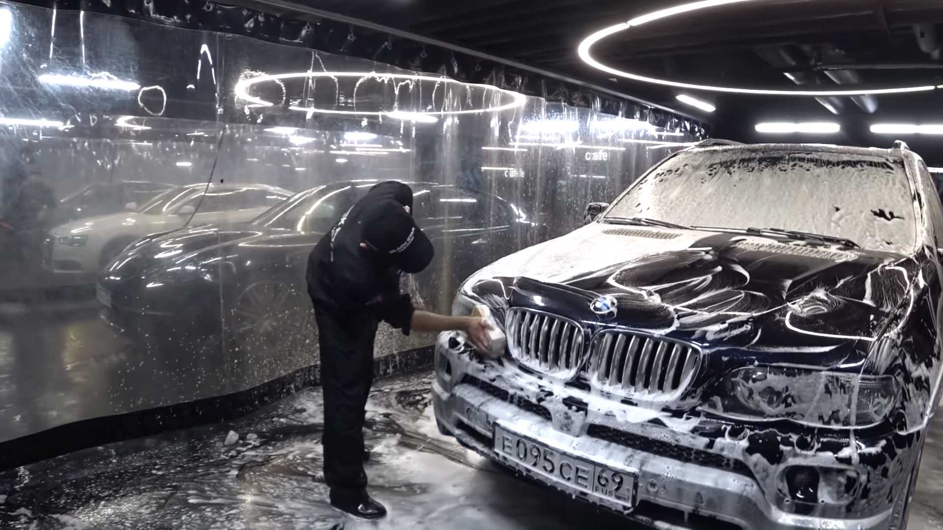 Wow, Tempat Cucian Mobil Ini Mirip Nightclub Wow, Tempat Cucian Mobil Ini Mirip Nightclub