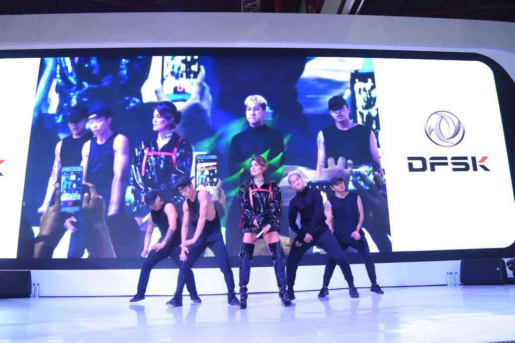 Agnez Mo Bikin Booth DFSK di Telkomsel IIMS 2019 Bergoyang Agnez Mo Bikin Booth DFSK di Telkomsel IIMS 2019 Bergoyang